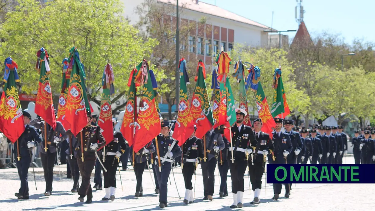 Presidente da República e militares recebidos por multidão em Santarém