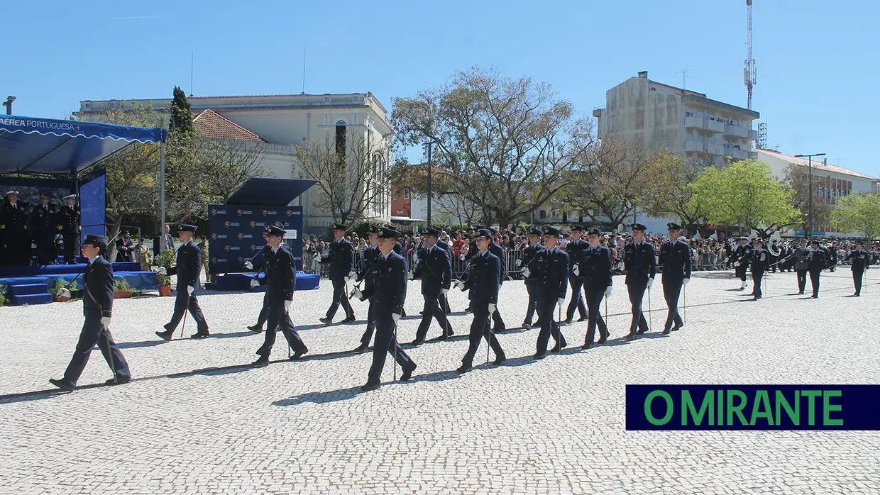 Presidente da República e militares recebidos por multidão em Santarém