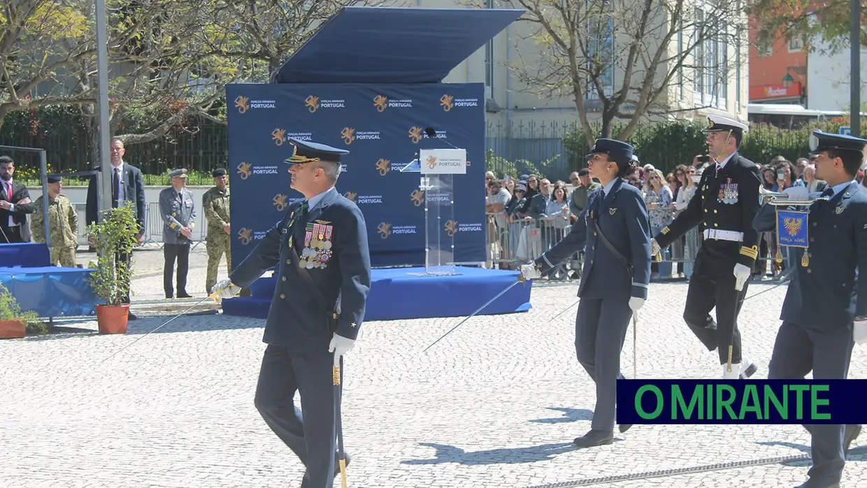 Presidente da República e militares recebidos por multidão em Santarém