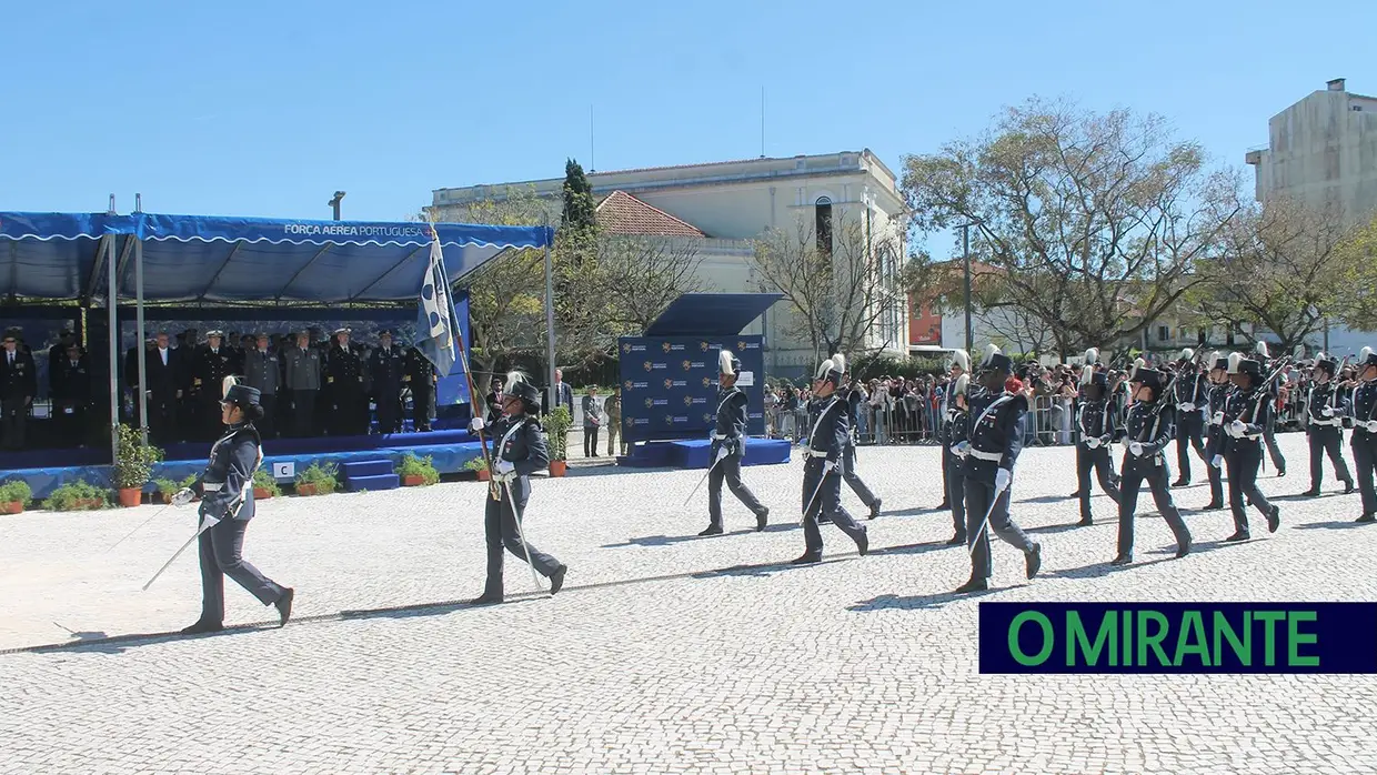 Presidente da República e militares recebidos por multidão em Santarém