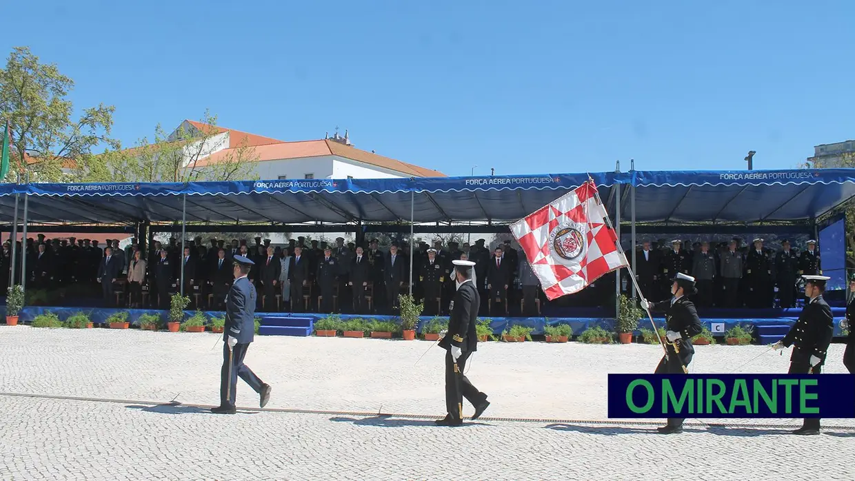 Presidente da República e militares recebidos por multidão em Santarém