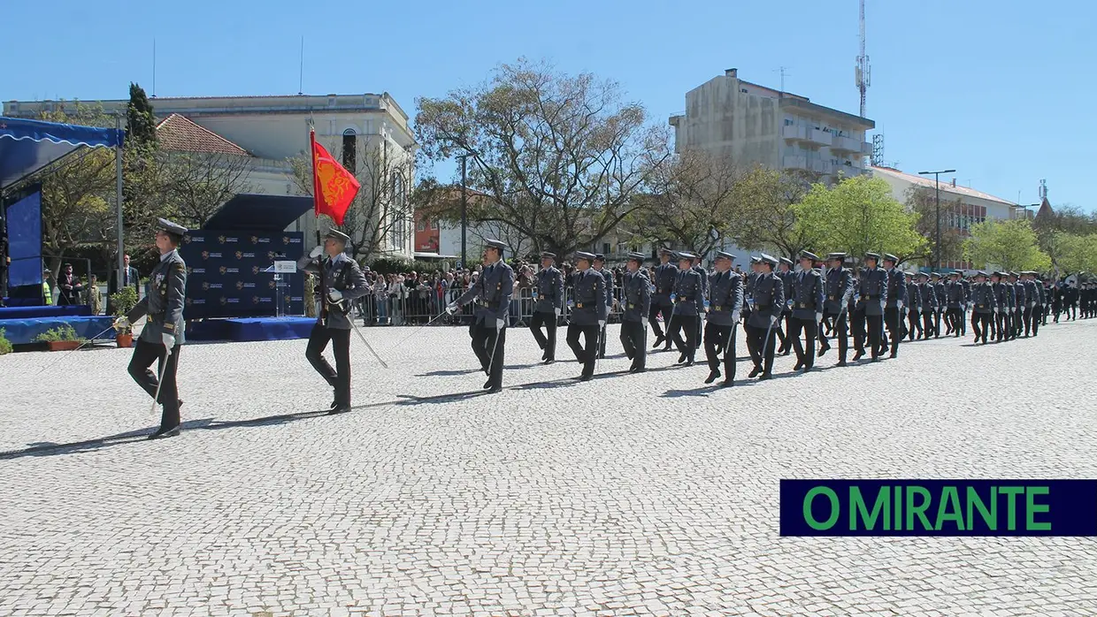 Presidente da República e militares recebidos por multidão em Santarém