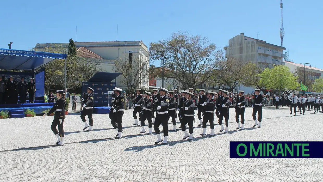 Presidente da República e militares recebidos por multidão em Santarém