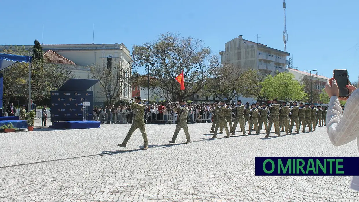 Presidente da República e militares recebidos por multidão em Santarém