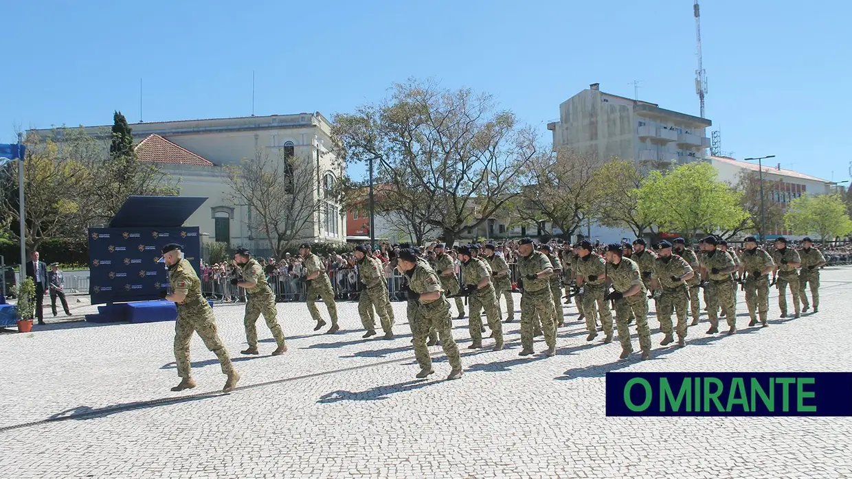 Presidente da República e militares recebidos por multidão em Santarém