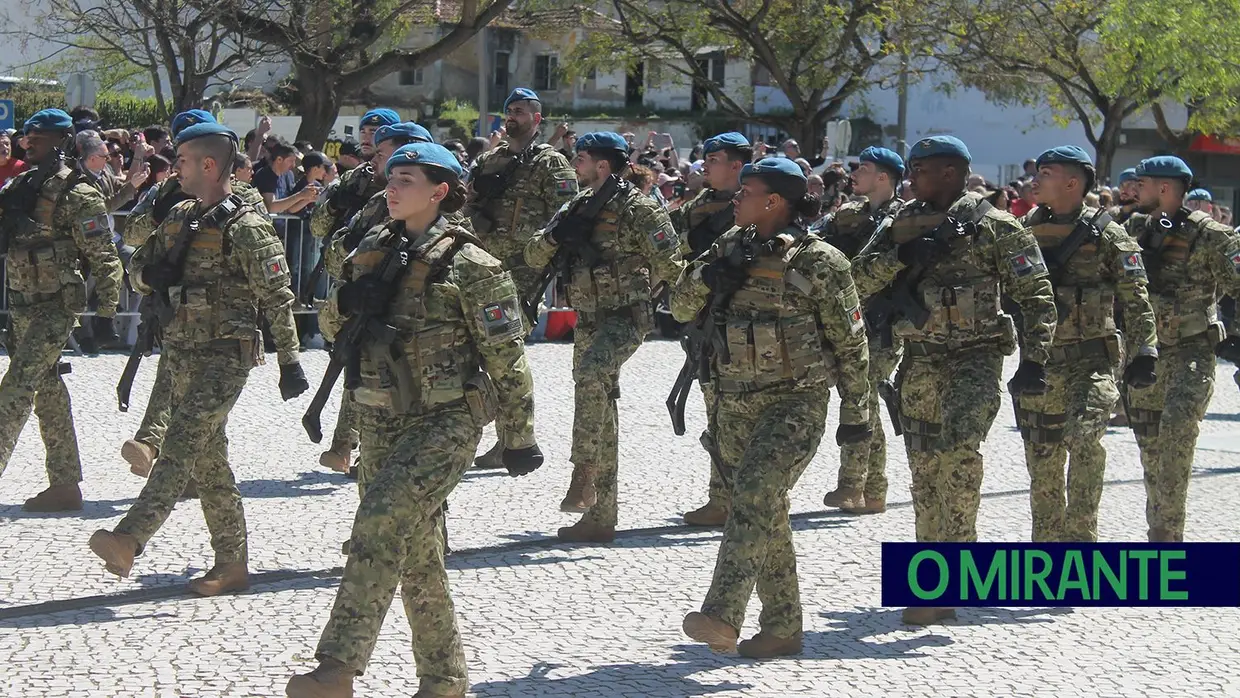 Presidente da República e militares recebidos por multidão em Santarém