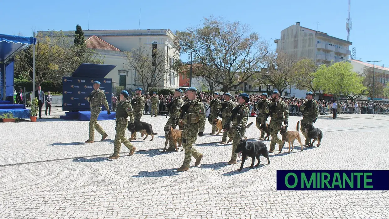 Presidente da República e militares recebidos por multidão em Santarém
