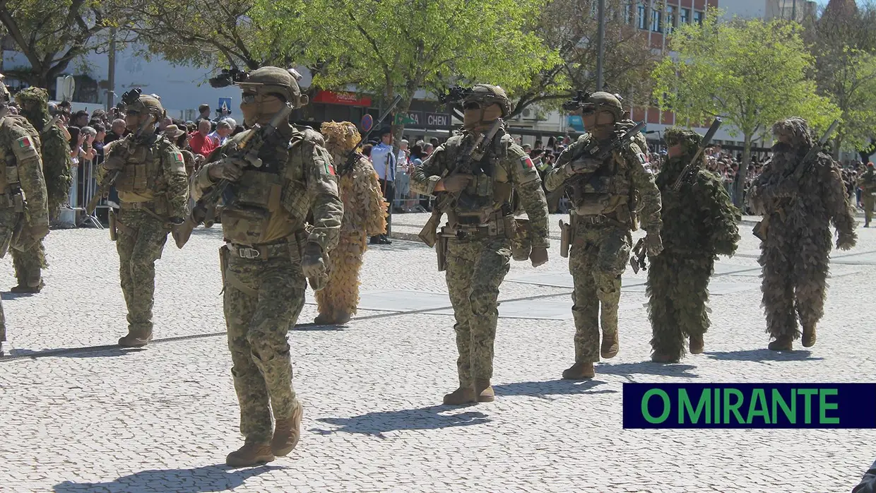 Presidente da República e militares recebidos por multidão em Santarém