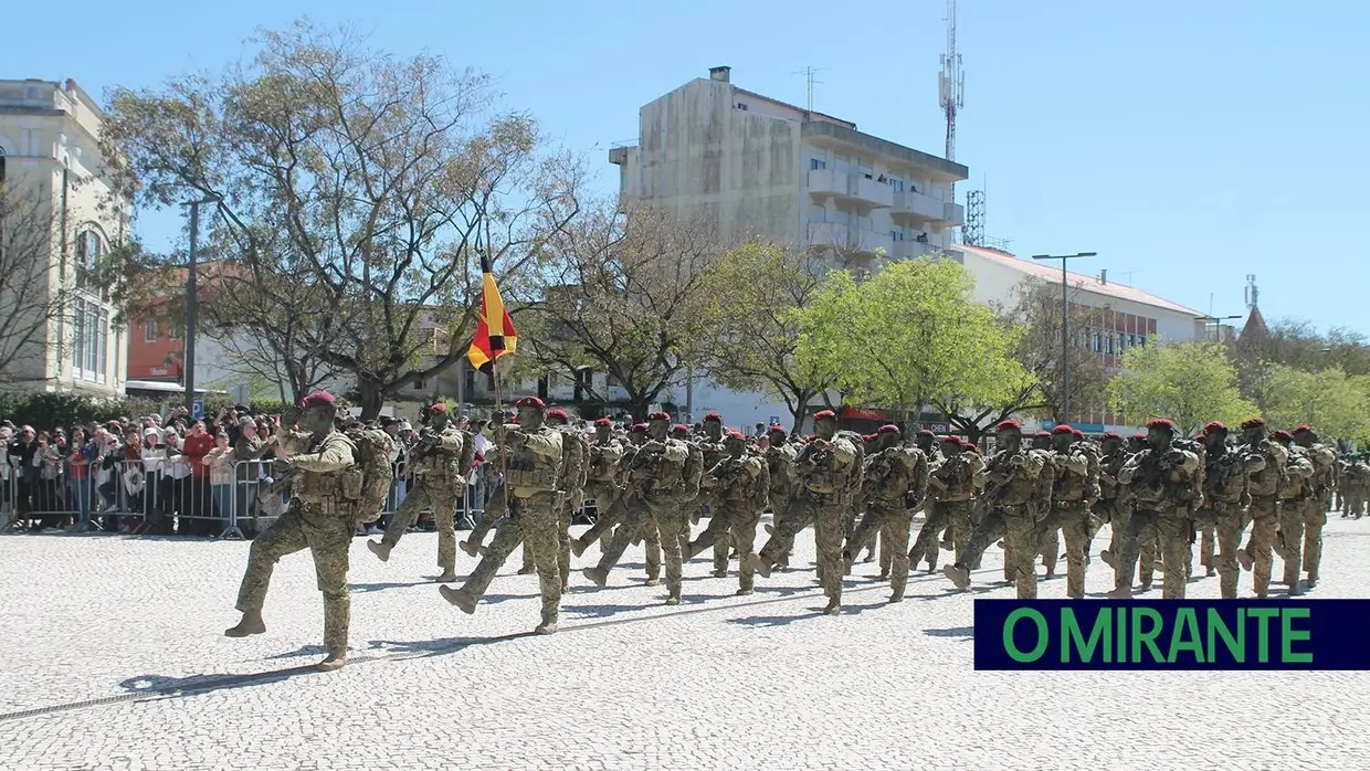 Presidente da República e militares recebidos por multidão em Santarém