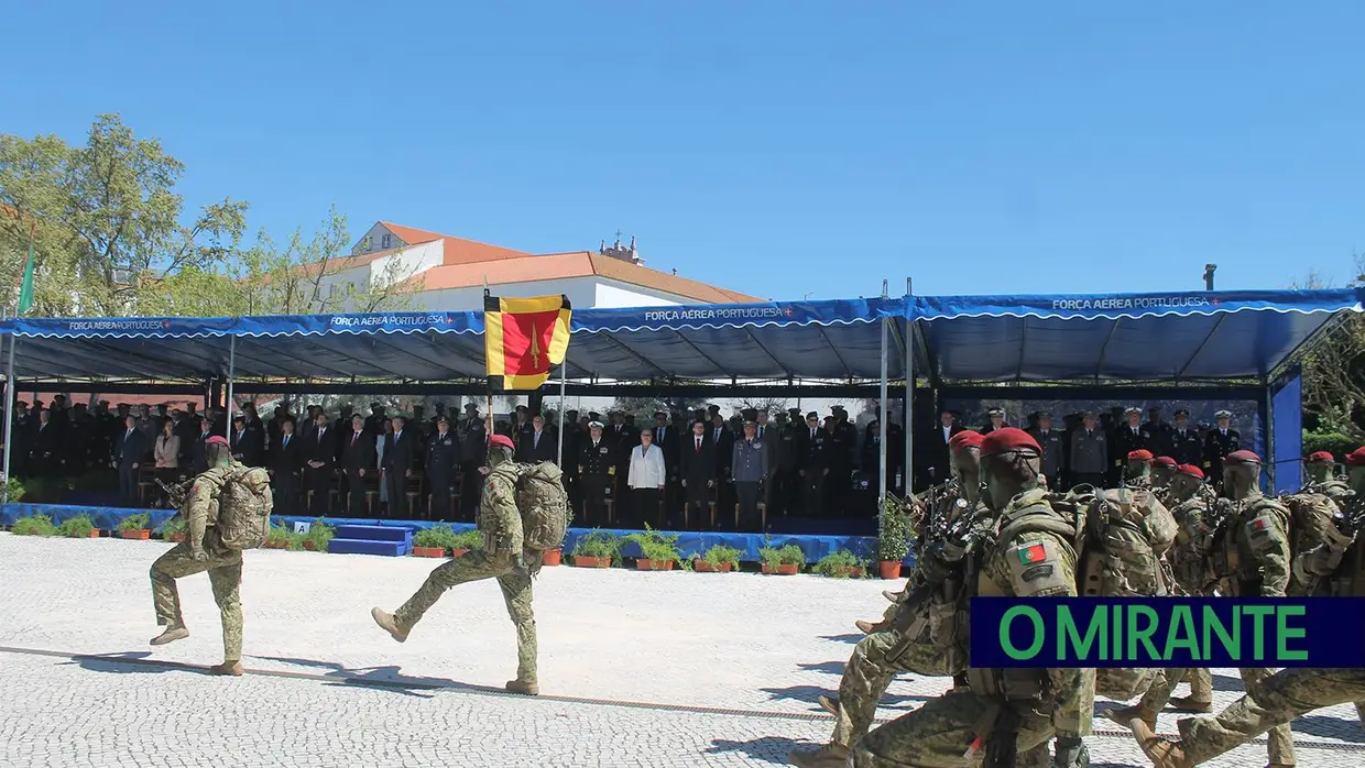 Presidente da República e militares recebidos por multidão em Santarém