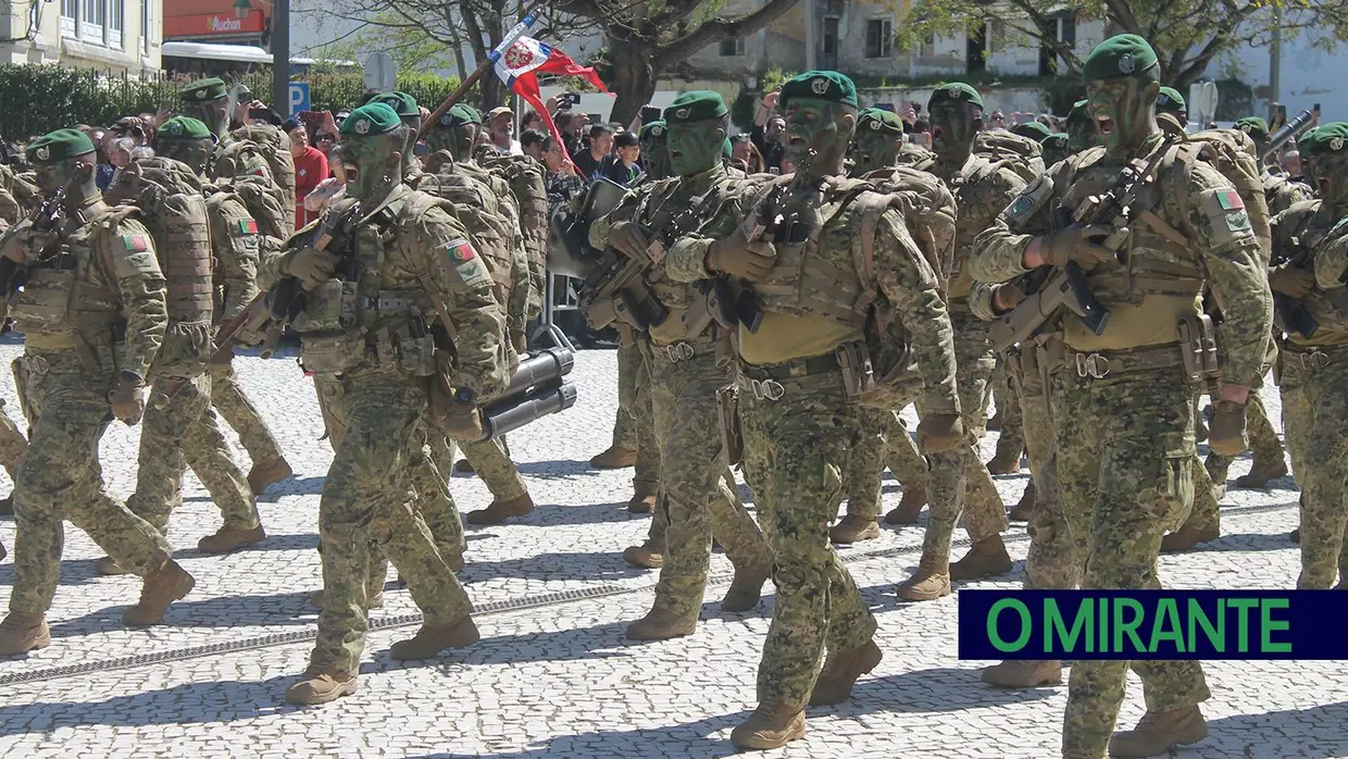 Presidente da República e militares recebidos por multidão em Santarém