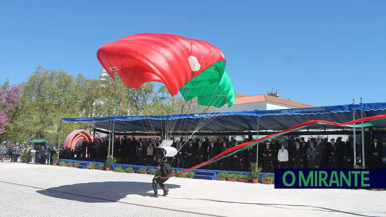 Presidente da República e militares recebidos por multidão em Santarém