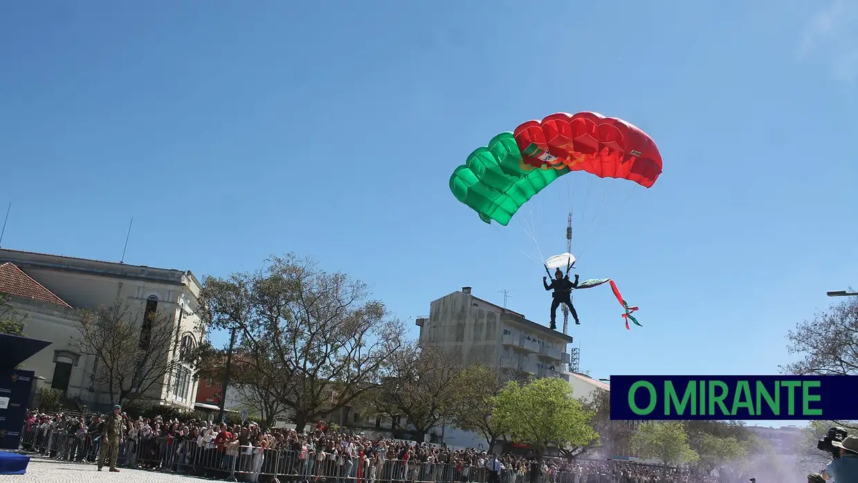 Presidente da República e militares recebidos por multidão em Santarém