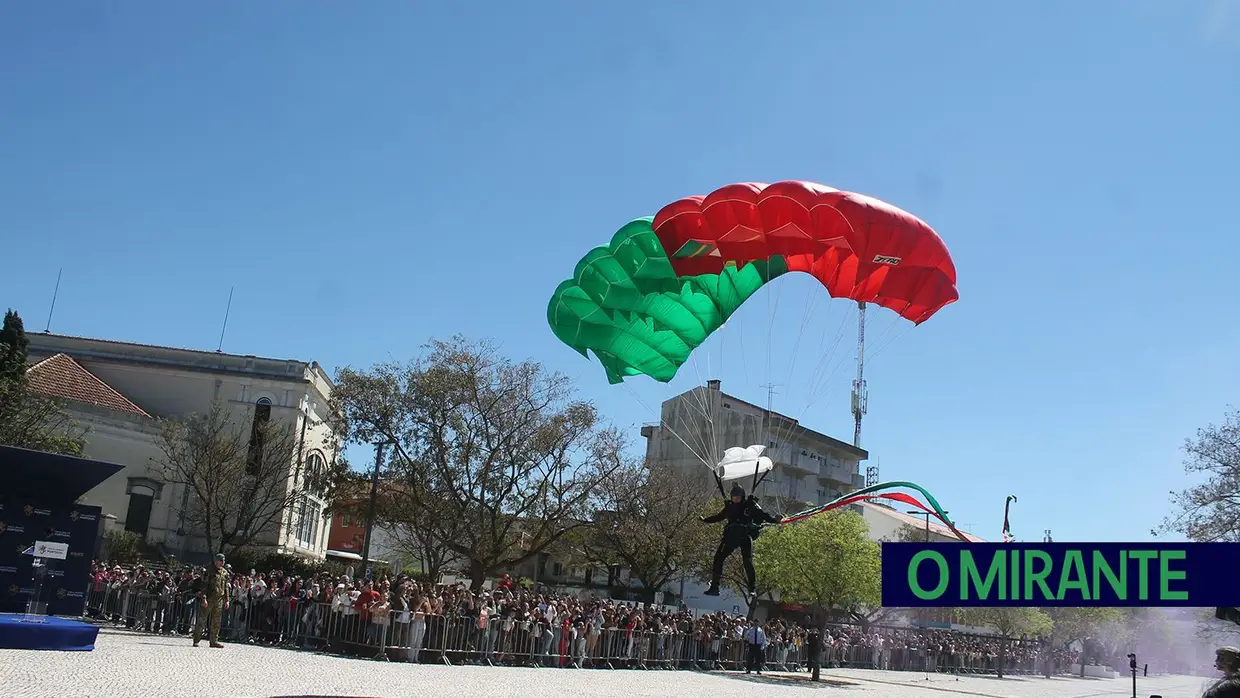 Presidente da República e militares recebidos por multidão em Santarém