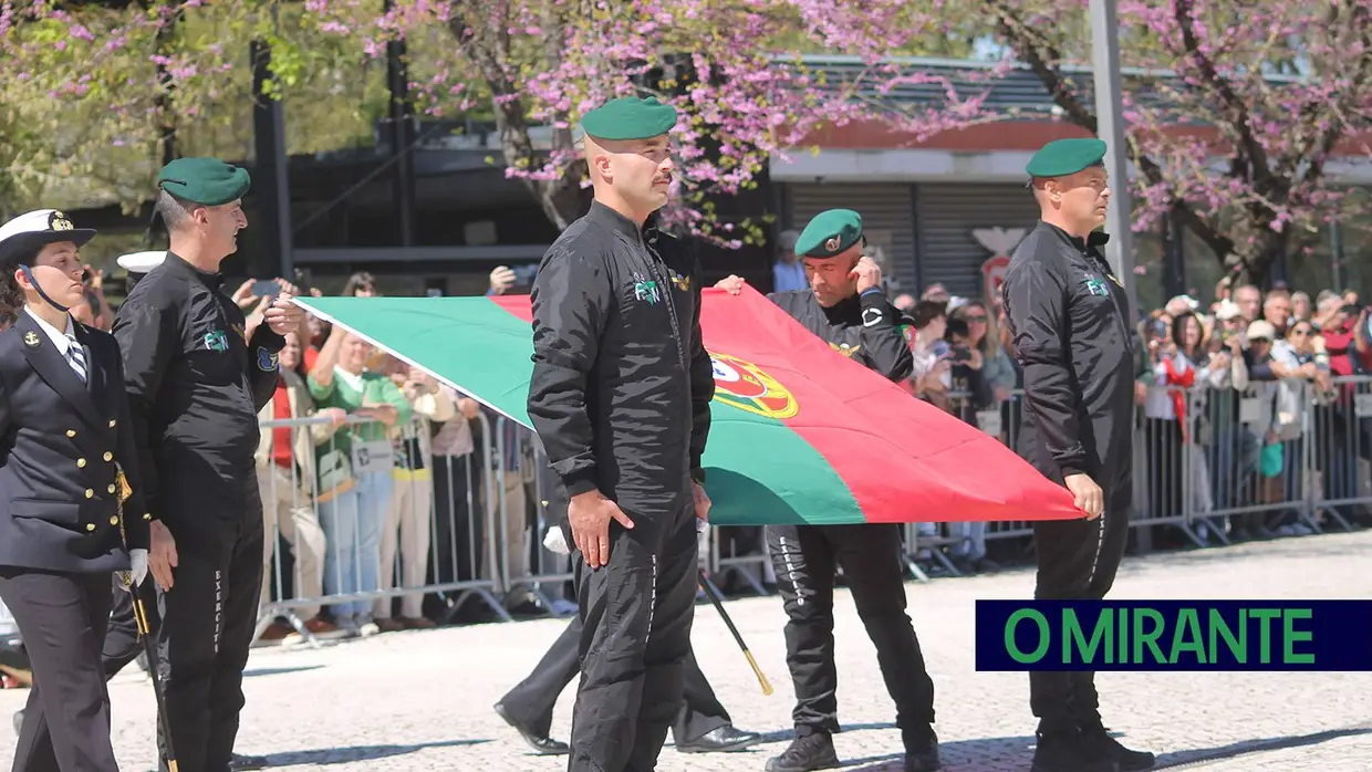 Presidente da República e militares recebidos por multidão em Santarém