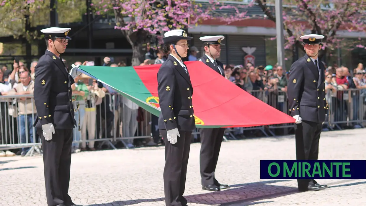 Presidente da República e militares recebidos por multidão em Santarém