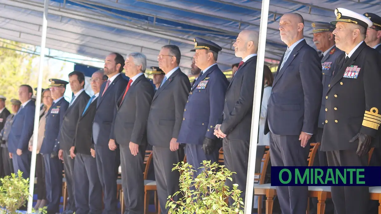 Presidente da República e militares recebidos por multidão em Santarém