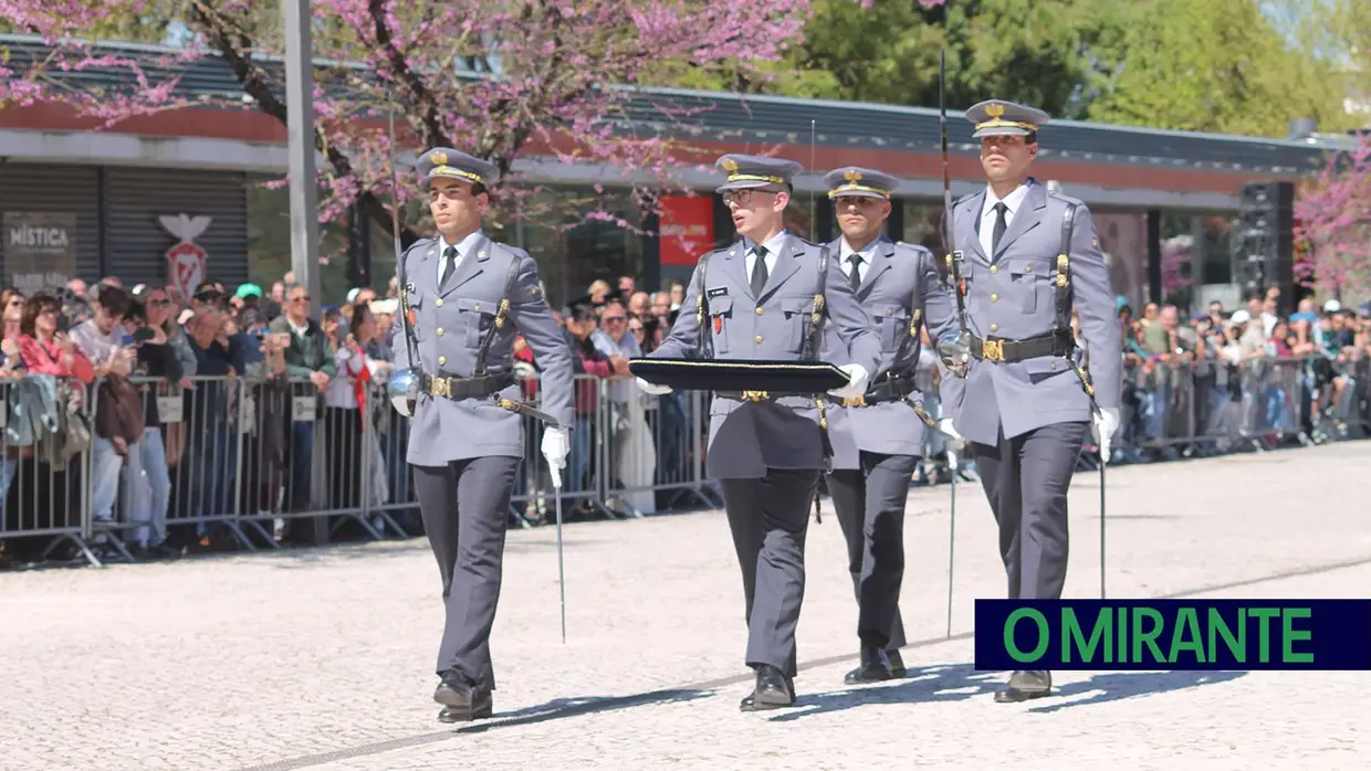 Presidente da República e militares recebidos por multidão em Santarém