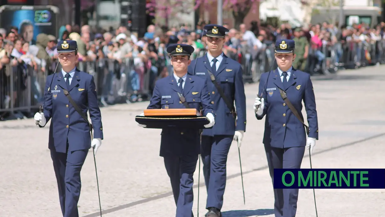 Presidente da República e militares recebidos por multidão em Santarém