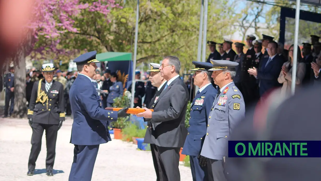 Presidente da República e militares recebidos por multidão em Santarém