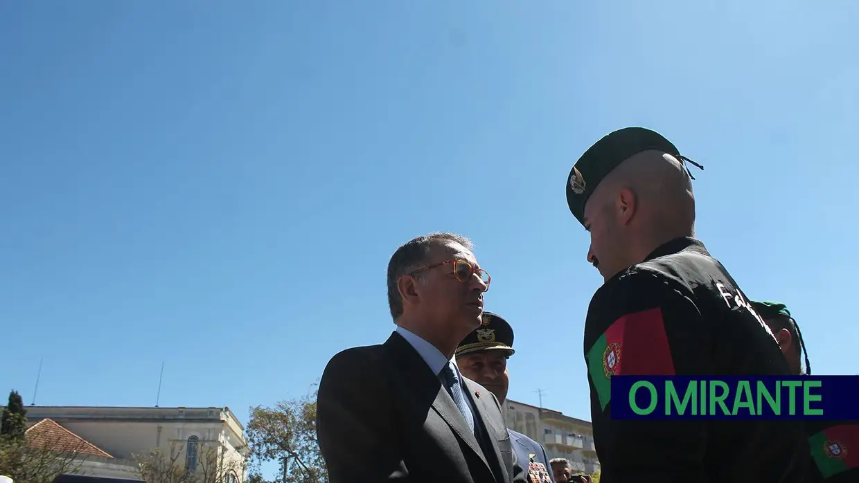 Presidente da República e militares recebidos por multidão em Santarém