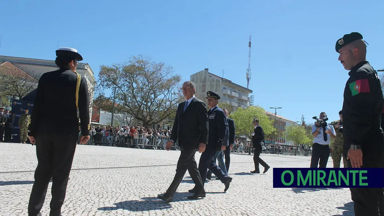 Presidente da República e militares recebidos por multidão em Santarém