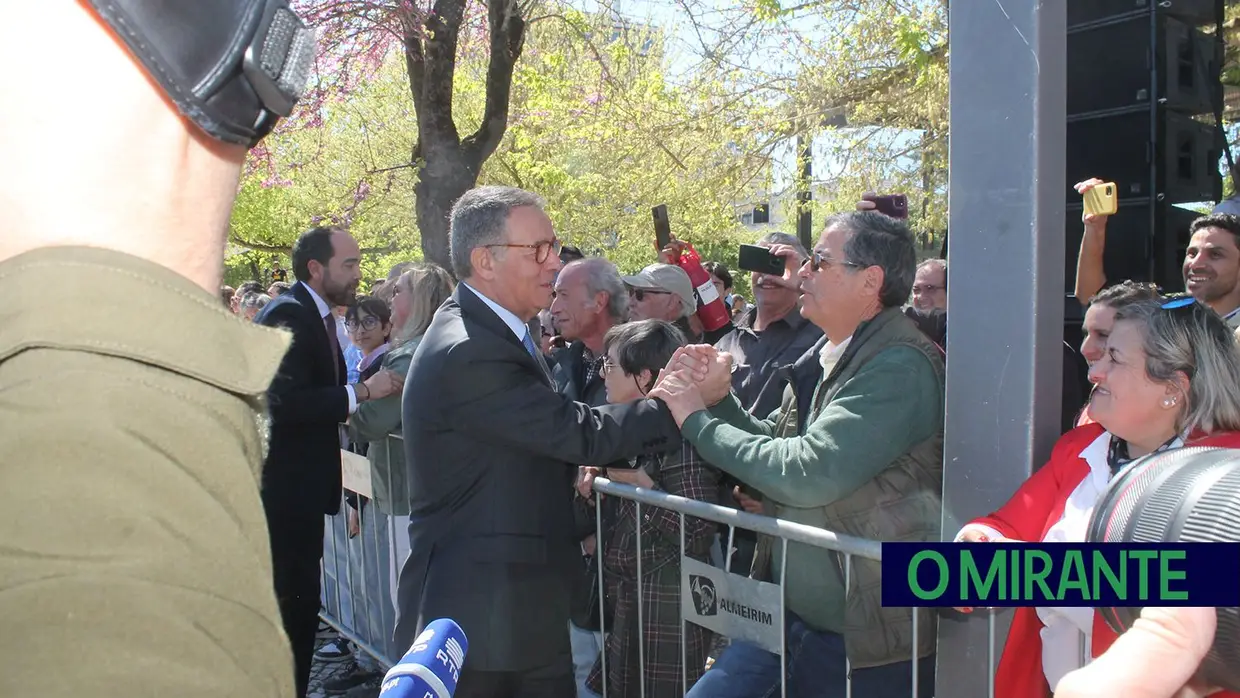 Presidente da República e militares recebidos por multidão em Santarém