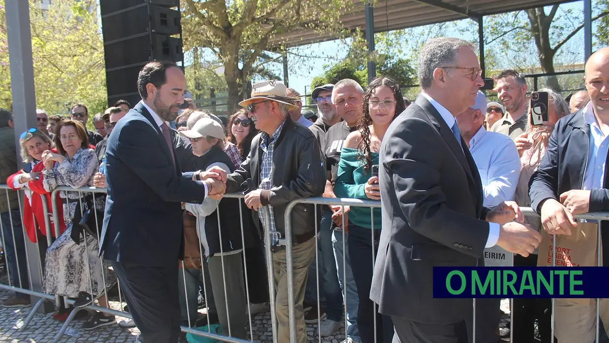 Presidente da República e militares recebidos por multidão em Santarém