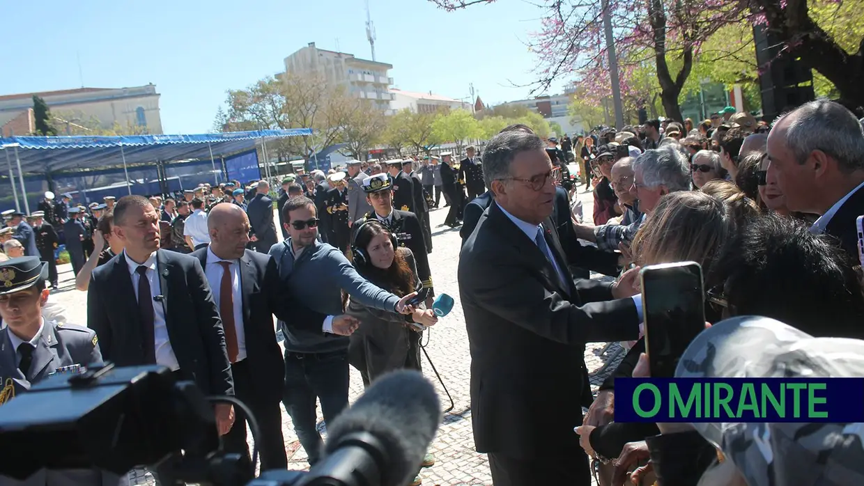 Presidente da República e militares recebidos por multidão em Santarém