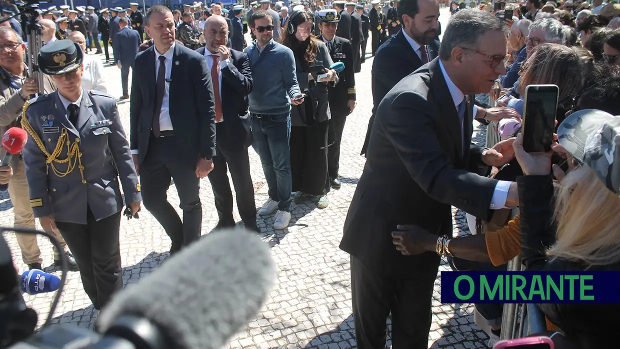 Presidente da República e militares recebidos por multidão em Santarém