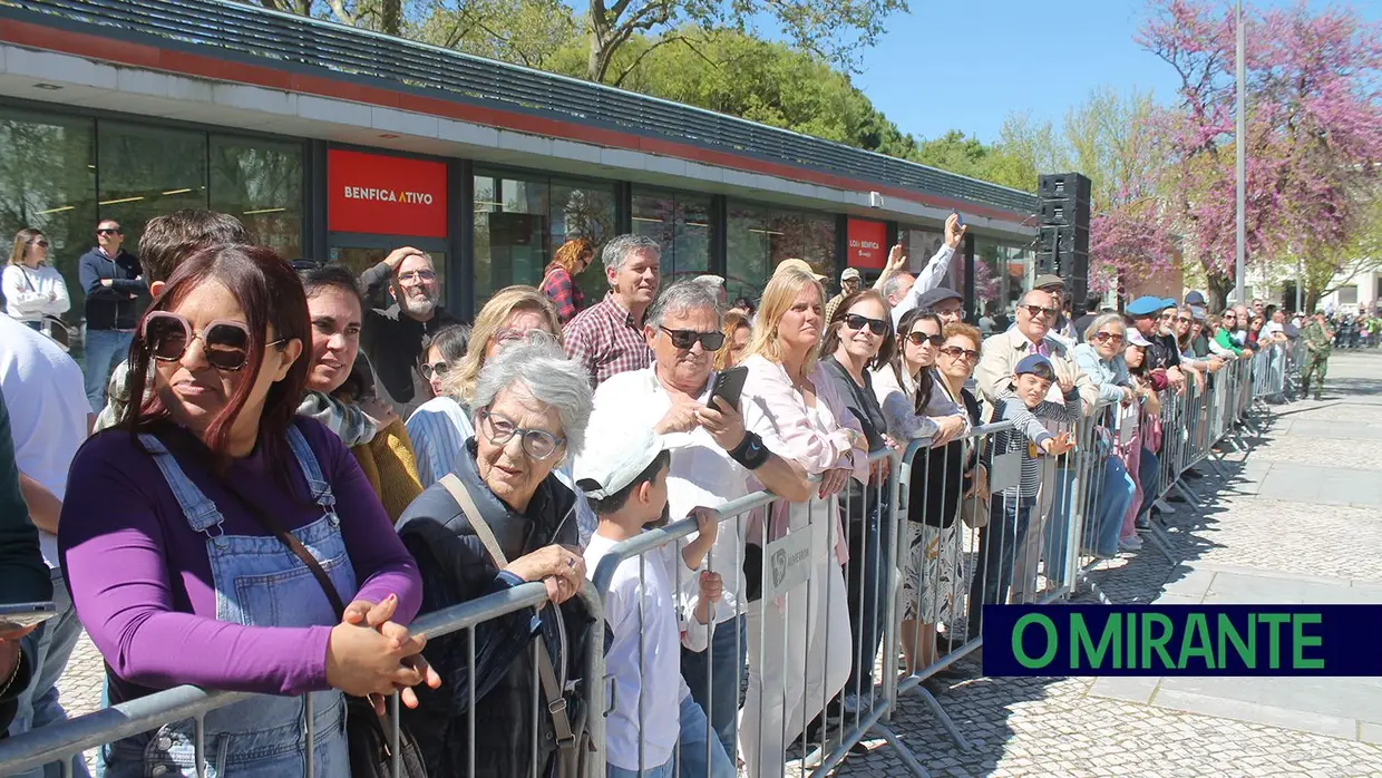 Presidente da República e militares recebidos por multidão em Santarém