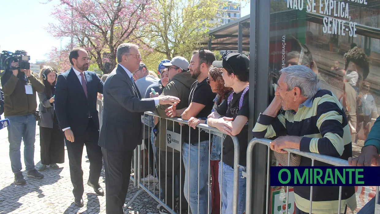 Presidente da República e militares recebidos por multidão em Santarém