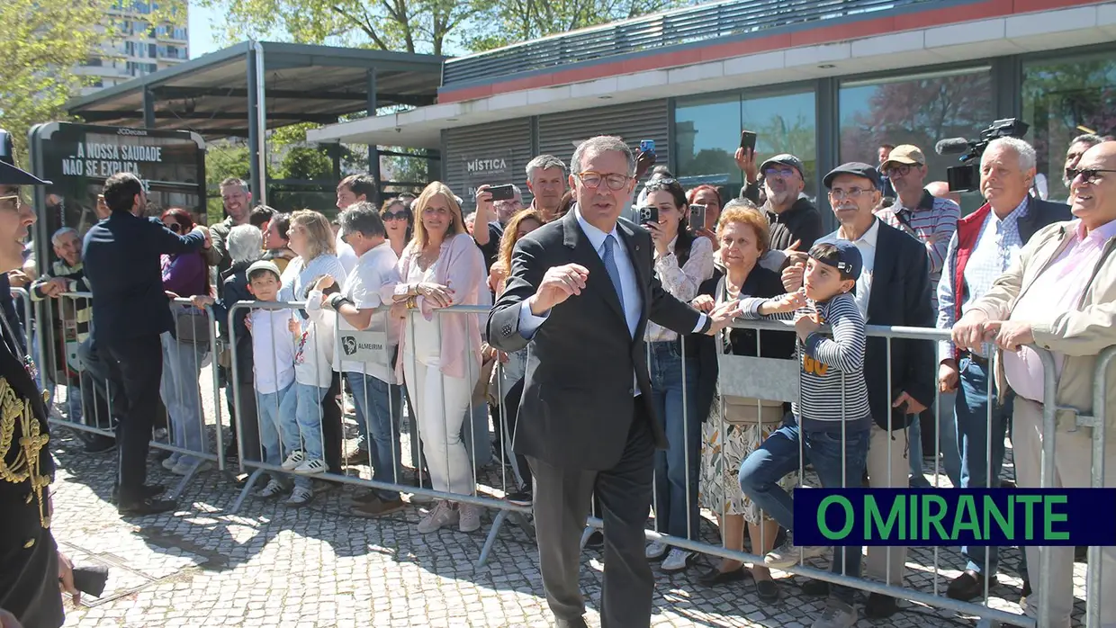 Presidente da República e militares recebidos por multidão em Santarém