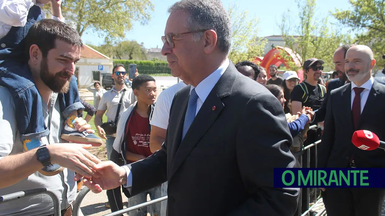 Presidente da República e militares recebidos por multidão em Santarém