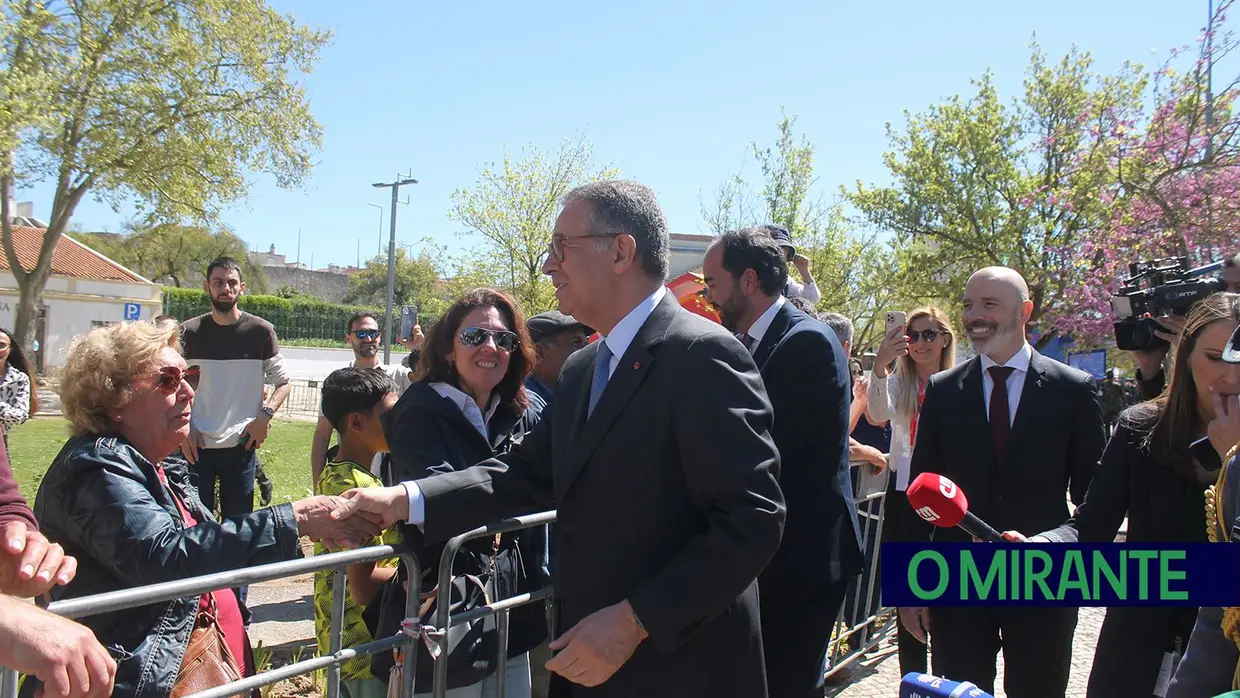 Presidente da República e militares recebidos por multidão em Santarém