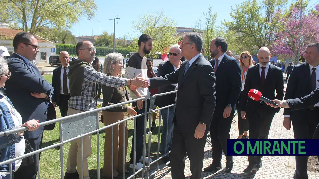 Presidente da República e militares recebidos por multidão em Santarém