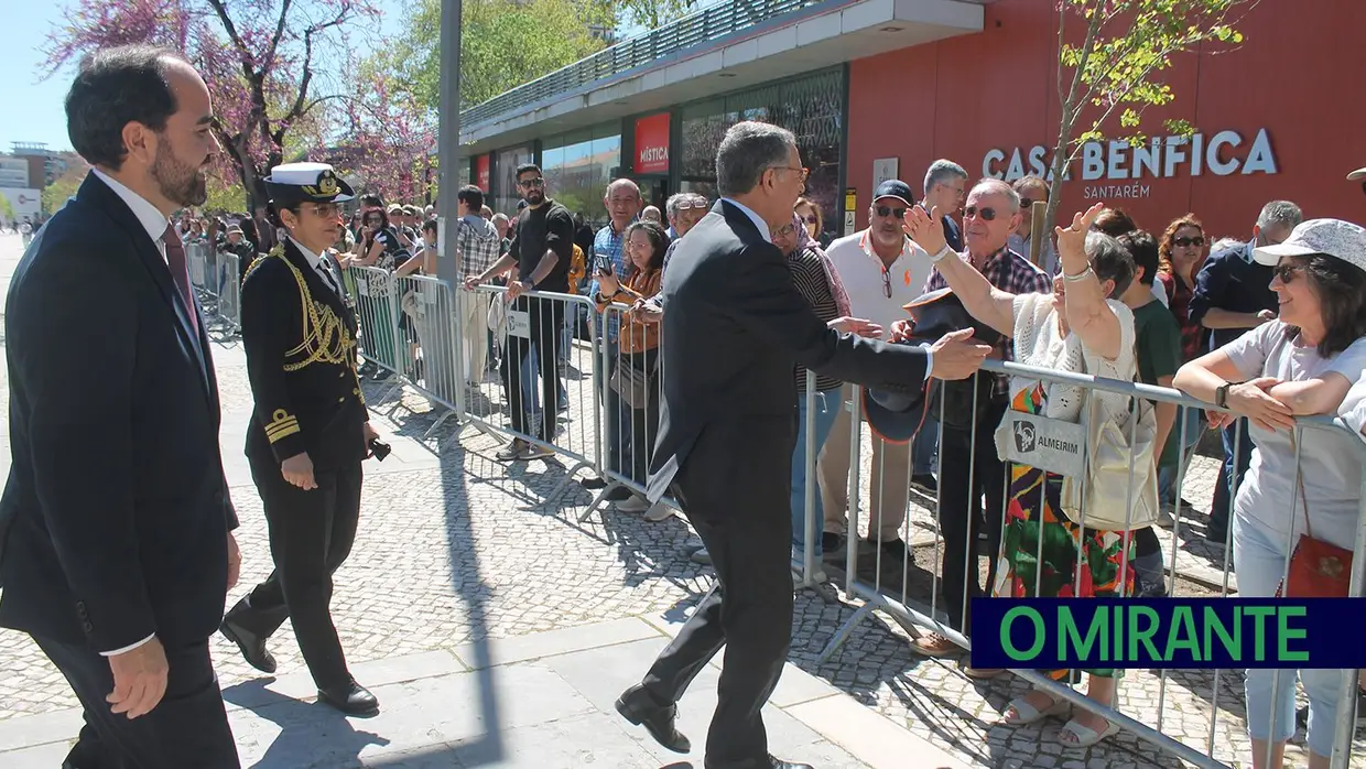 Presidente da República e militares recebidos por multidão em Santarém