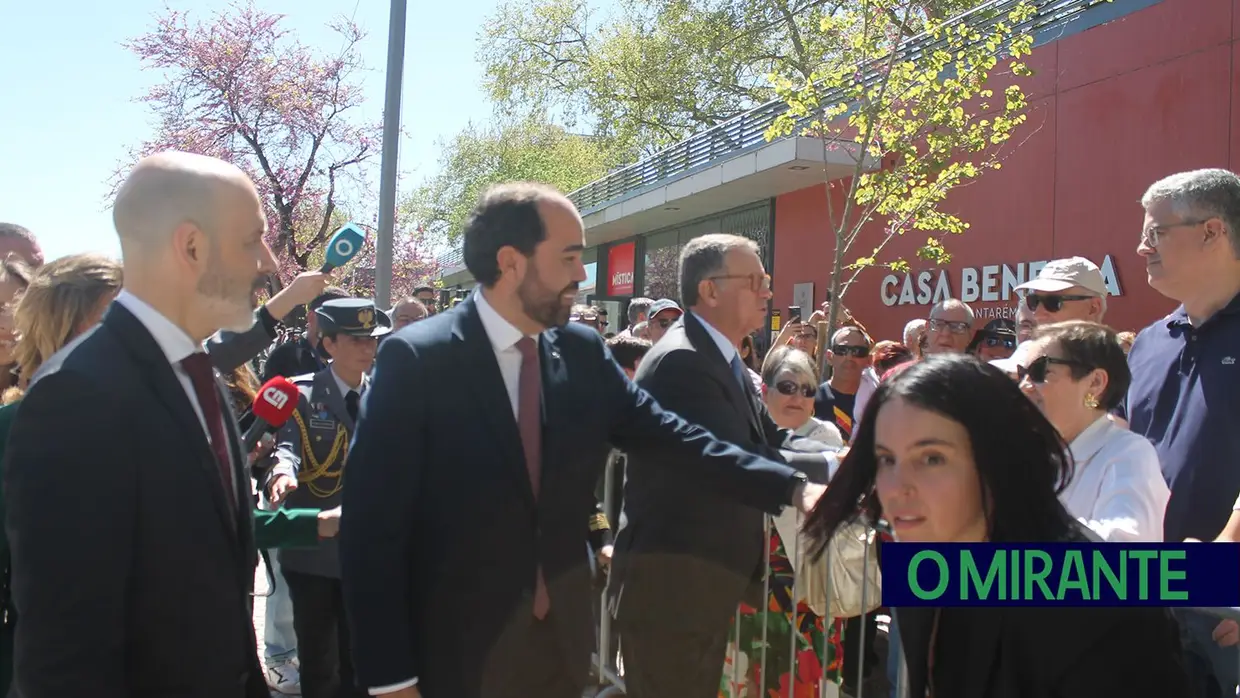 Presidente da República e militares recebidos por multidão em Santarém