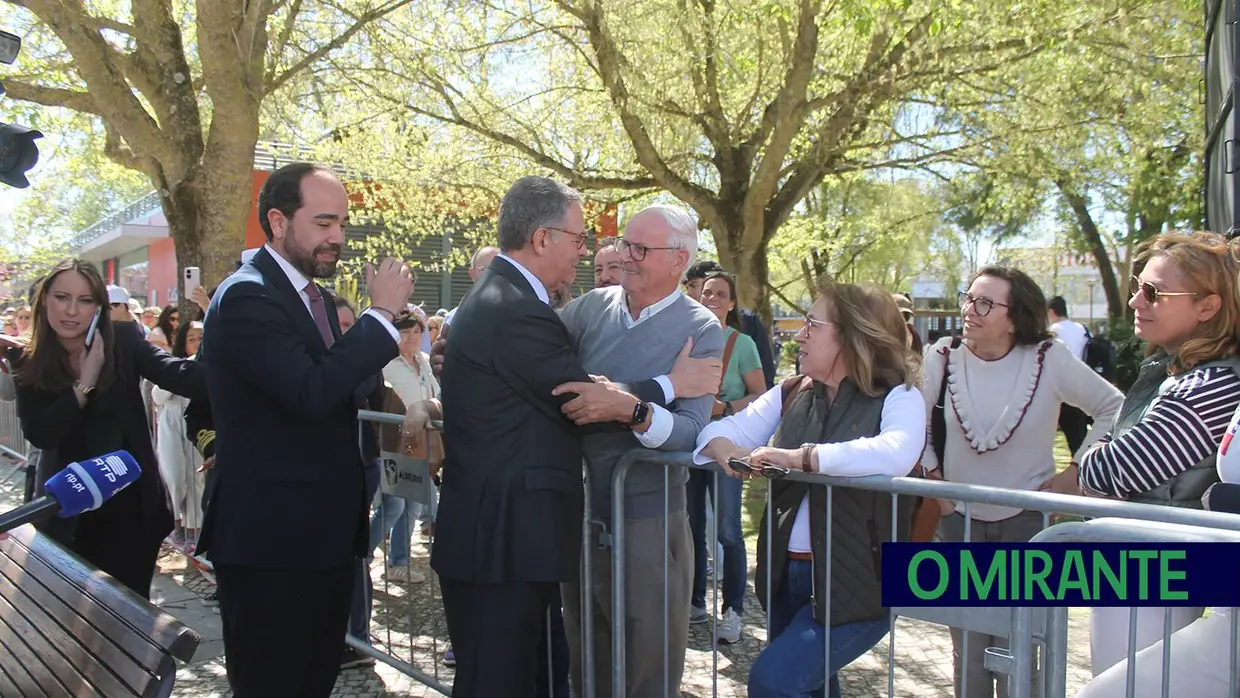 Presidente da República e militares recebidos por multidão em Santarém