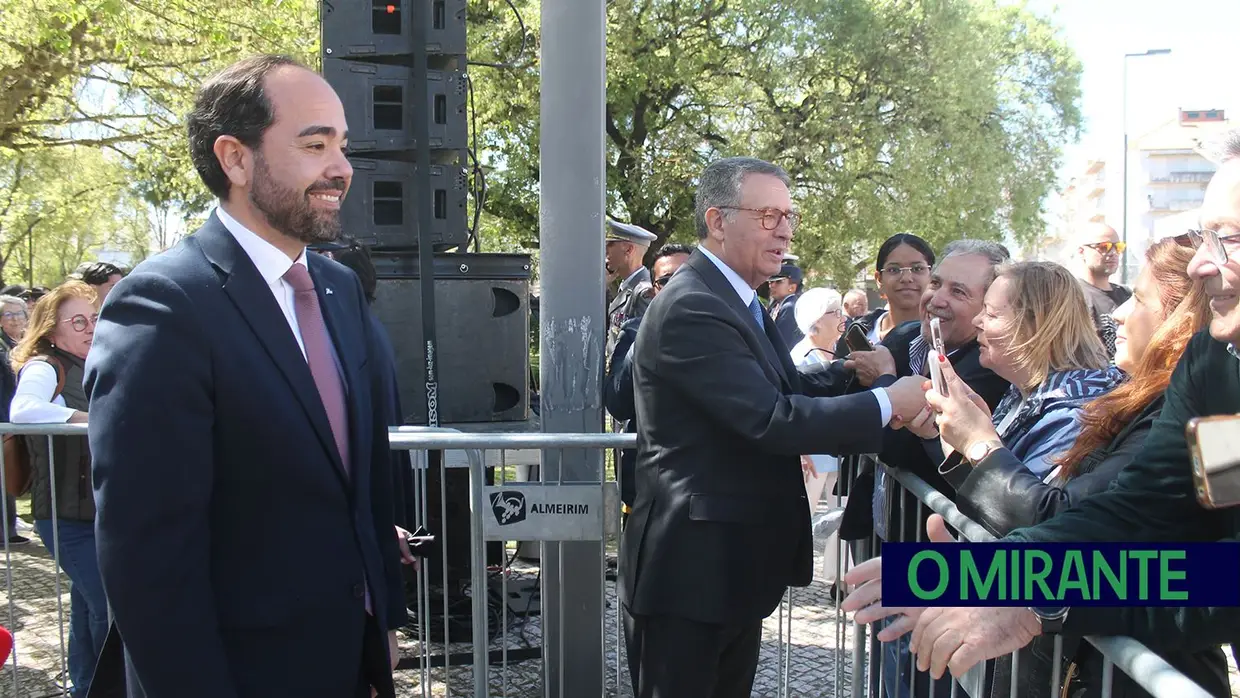 Presidente da República e militares recebidos por multidão em Santarém