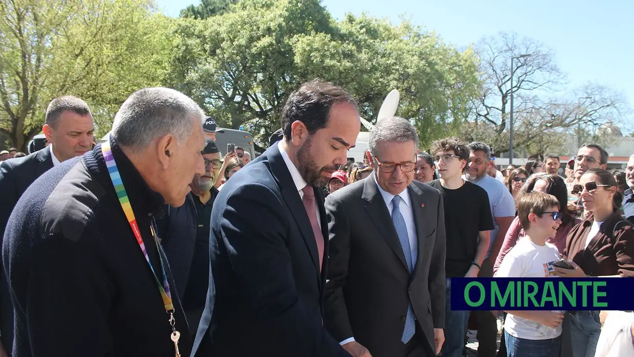 Presidente da República e militares recebidos por multidão em Santarém