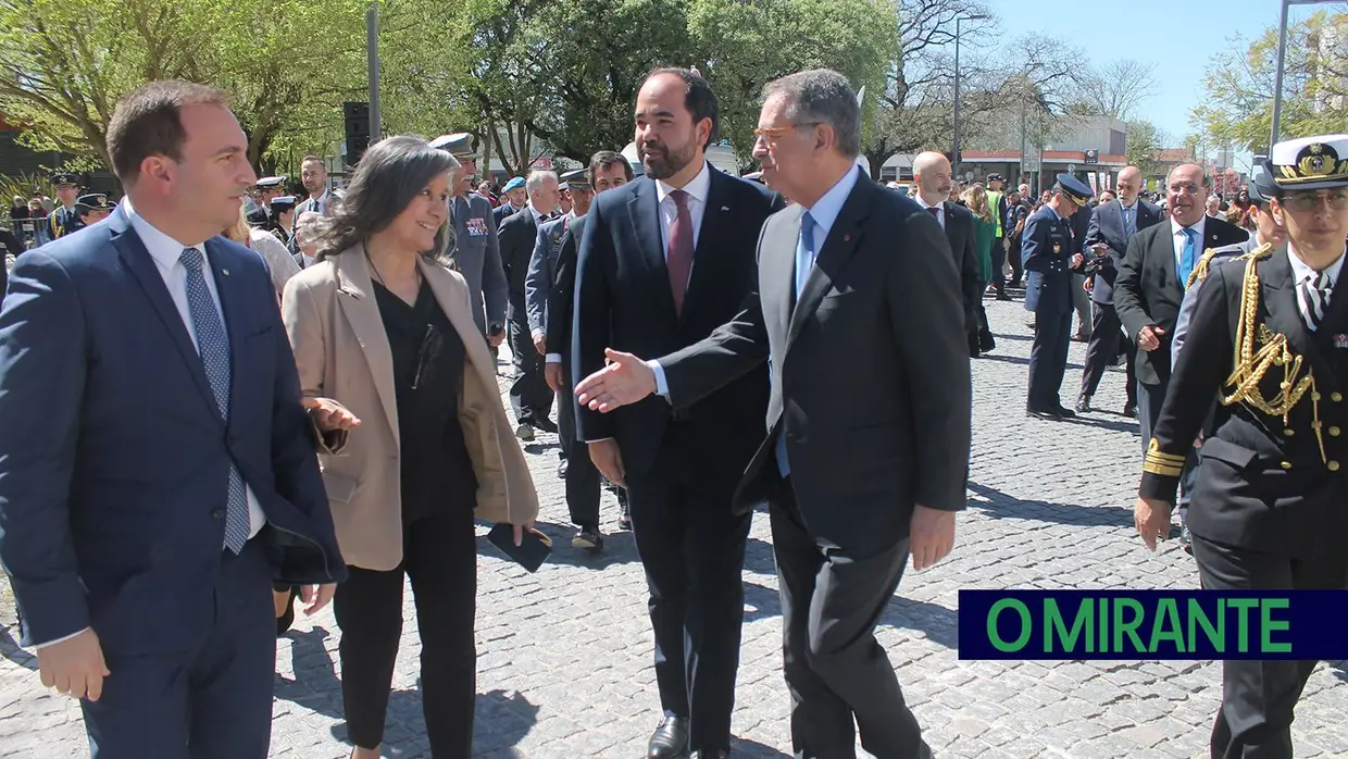 Presidente da República e militares recebidos por multidão em Santarém