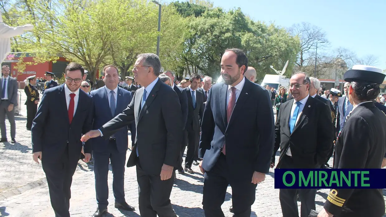 Presidente da República e militares recebidos por multidão em Santarém