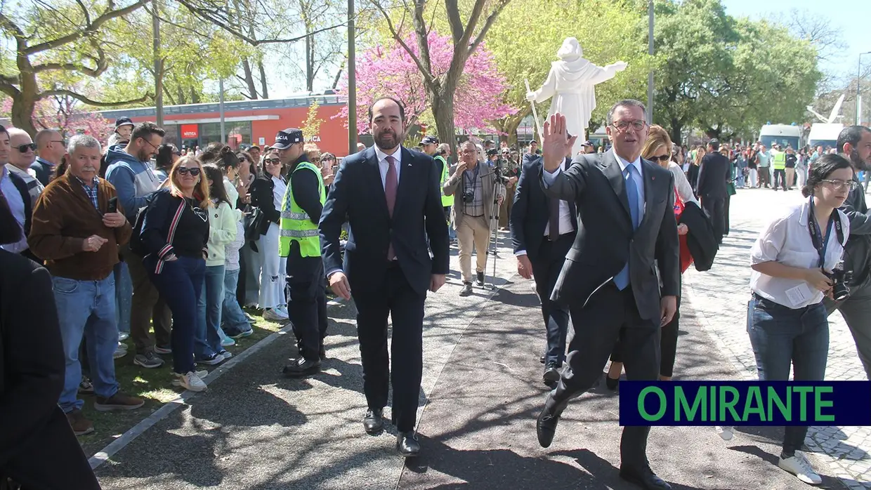 Presidente da República e militares recebidos por multidão em Santarém