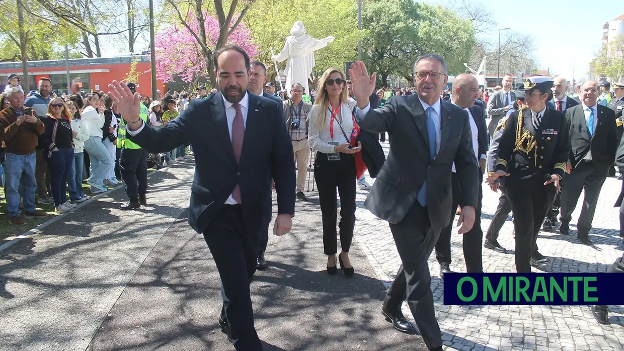 Presidente da República e militares recebidos por multidão em Santarém