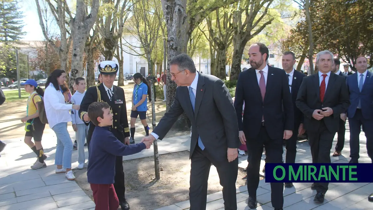 Presidente da República e militares recebidos por multidão em Santarém