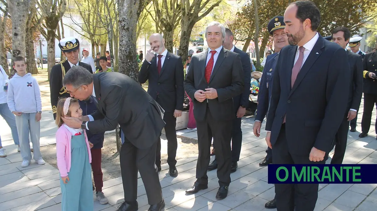 Presidente da República e militares recebidos por multidão em Santarém