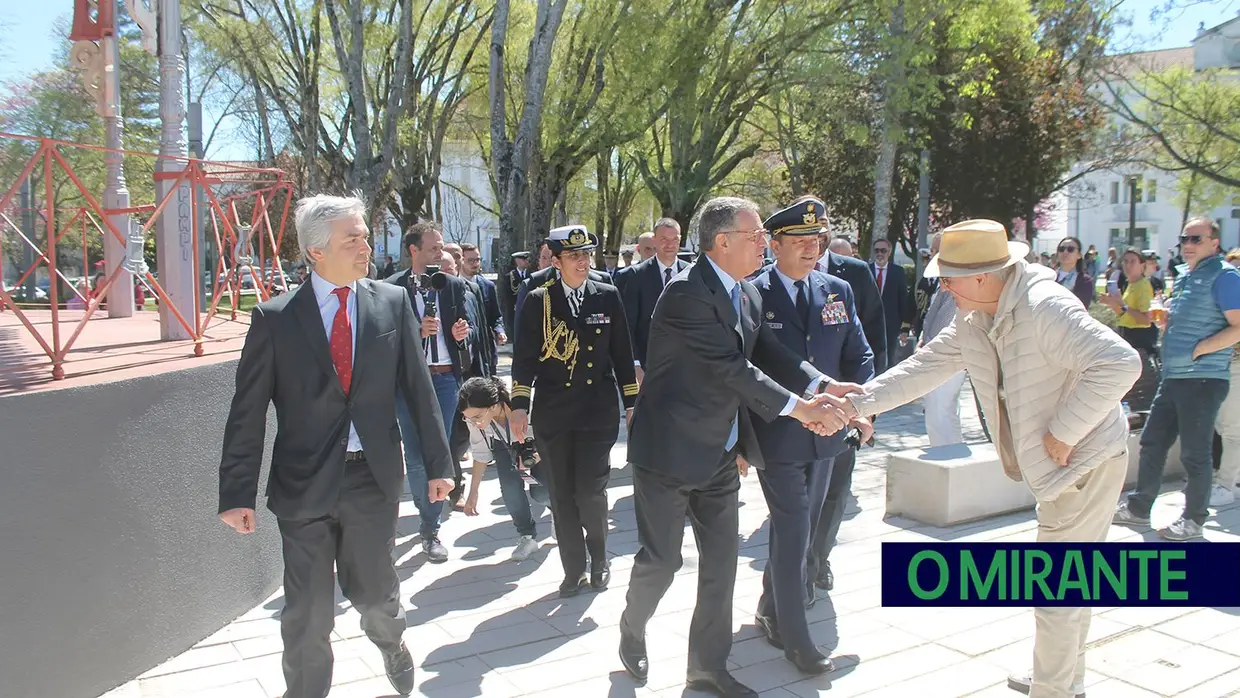 Presidente da República e militares recebidos por multidão em Santarém