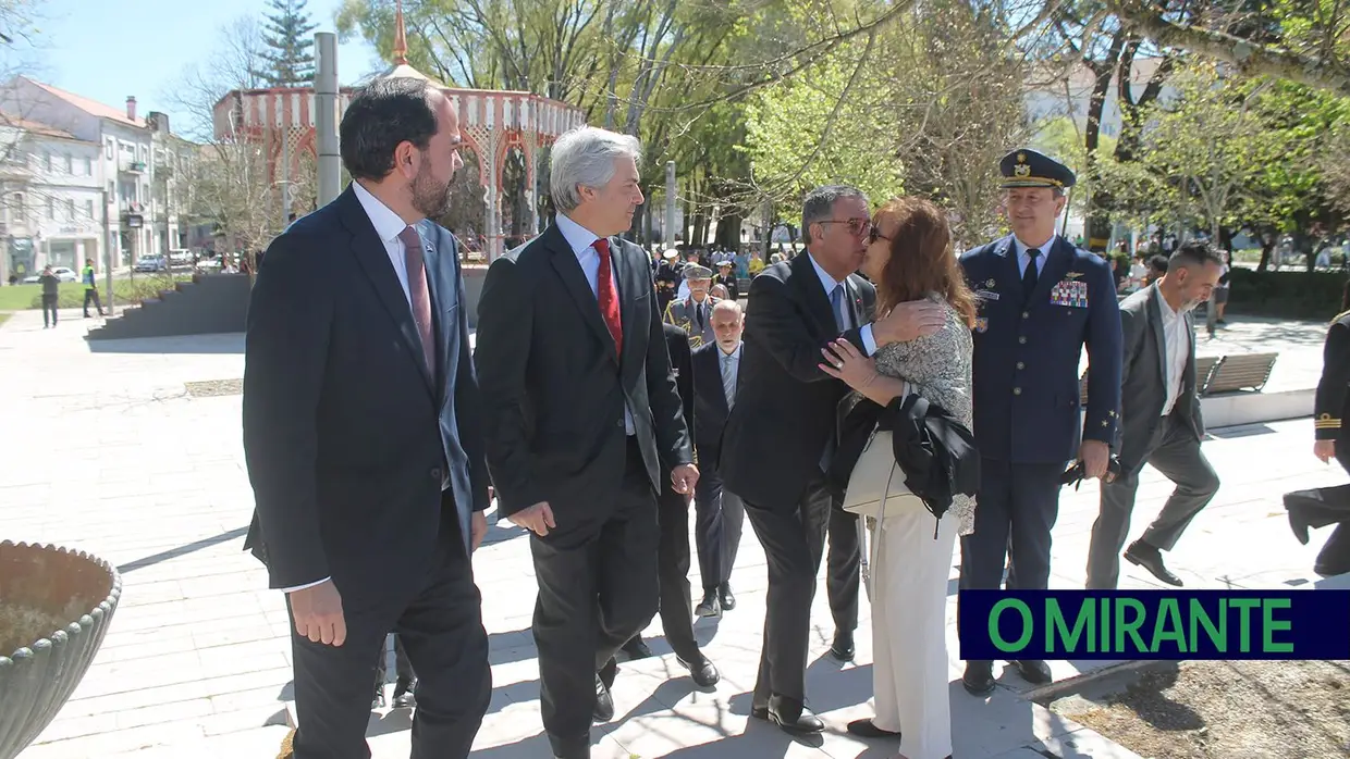 Presidente da República e militares recebidos por multidão em Santarém