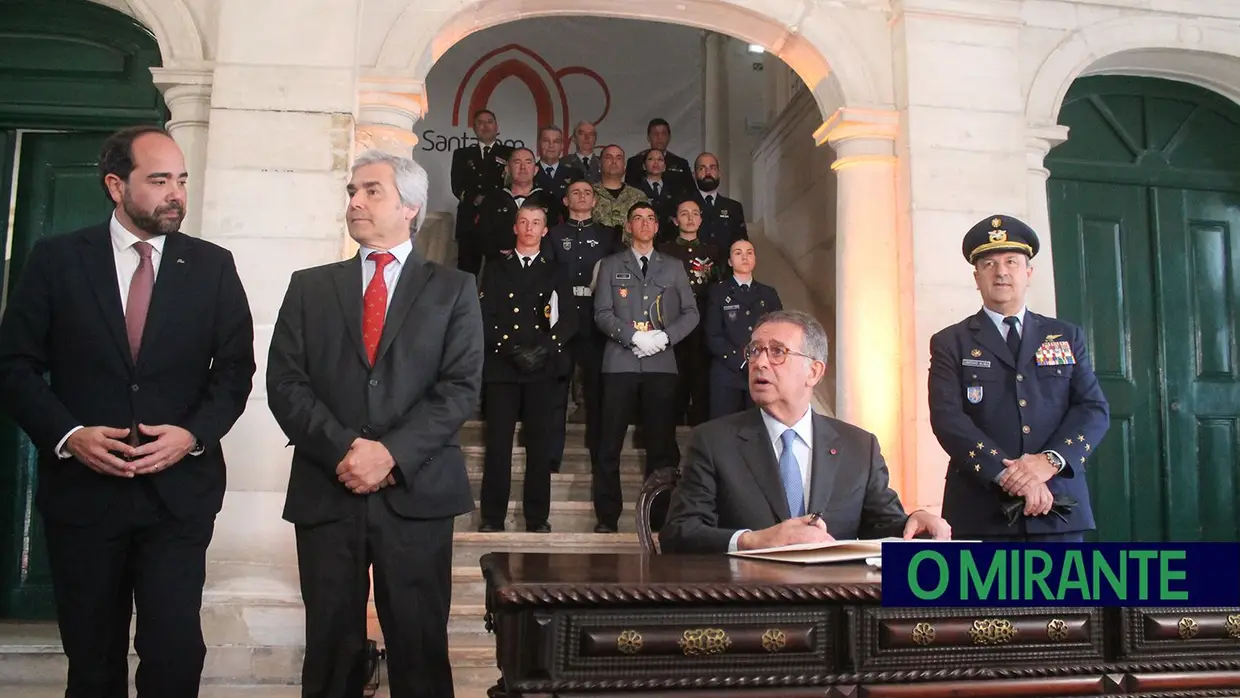 Presidente da República e militares recebidos por multidão em Santarém